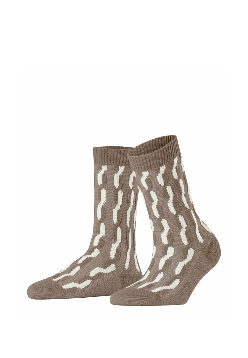 Braune gestrickte Socken mit einem wellenförmigen weißen Muster. Der gerippte Bund und die weiche Textur erhöhen Komfort und Passform. Mid-Calf-Länge.