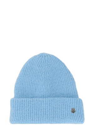 Bonnet tricoté côtelé bleu clair avec revers et petit logo circulaire en argent sur le côté droit du revers, sur fond blanc.