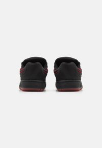 Vans SPEED LS UNISEX - Gördeszkacipők - pop black/red