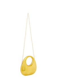 Gul taske med oval form, glat overflade og et rundt håndtag. Har en tynd guld kæde til skulderbrug.