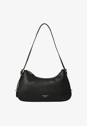 Borsa a tracolla in pelle nera con una finitura liscia e testurizzata. Presenta un dettaglio logo dorato e una singola tracolla regolabile.