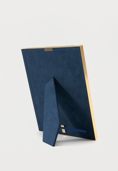 Ορθογώνιο πλαίσιο φωτογραφίας από μπλε βελούδο με χρυσά άκρα και μπλε βάση, σε προβολή από πίσω σε λευκό φόντο.