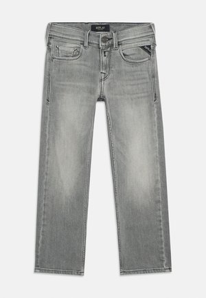 Jean en denim gris avec bouton avant, fermeture éclair, cinq poches et détails délavés, posé à plat sur un fond blanc.