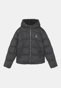 Schwarze Pufferjacke mit strukturiertem Steppdesign, Kapuze, Frontreißverschluss, Seitentaschen und einem kleinen gestickten Logo auf der Brust.