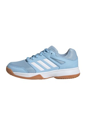 Hellblauer Sportschuh mit weißen Streifen, Mesh-Obermaterial, hellbrauner Sohle und weißer Zwischensohle, im Seitenprofil nach links gerichtet gezeigt.
