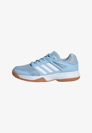 Hellblauer Sportschuh mit weißen Streifen, Mesh-Obermaterial, hellbrauner Sohle und weißer Zwischensohle, im Seitenprofil nach links gerichtet gezeigt.