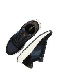 Zwarte en marineblauwe sneakers van suede en mesh met een witte rubberen zool, ronde neus en vetersluiting, met een merkembleem op de tong.