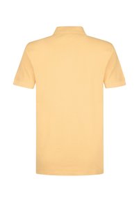 Polo shirt in zacht geel, korte mouwen, geribbelde kraag en een gladde katoenen textuur. Heeft een strakke, klassieke uitstraling zonder patronen.