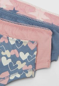 Cuatro pares de ropa interior infantil de algodón suave. Los colores incluyen rosa, azul claro y un azul estampado con corazones multicolores.