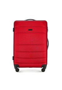 Maleta dura roja con superficie texturizada, ranuras horizontales, acentos negros, una asa en la parte superior y cuatro ruedas giratorias para movilidad.