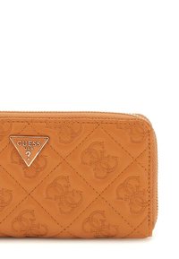 Portafoglio arancione trapuntato realizzato in pelle con motivo a logo embossato; presenta una piastrina con logo in metallo e chiusura a zip lungo il bordo superiore.