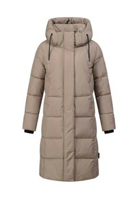 Abrigo acolchado beige con un alto cuello y capucha ajustable. Presenta secciones acolchadas horizontales y detalles negros en las muñecas. Mangas largas.