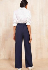 Friends Like These REGULAR FIT - SIDE STRIPE UTILITY  - Auduma bikses - blue