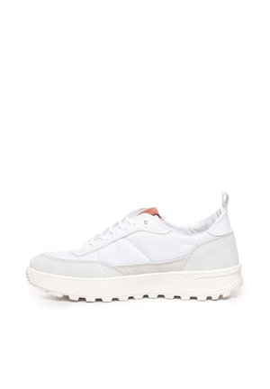 Sneaker bianco con mesh testurizzato e accenti in suede, dotato di una suola spessa e scanalata e una linguetta arancione a contrasto sul tallone.
