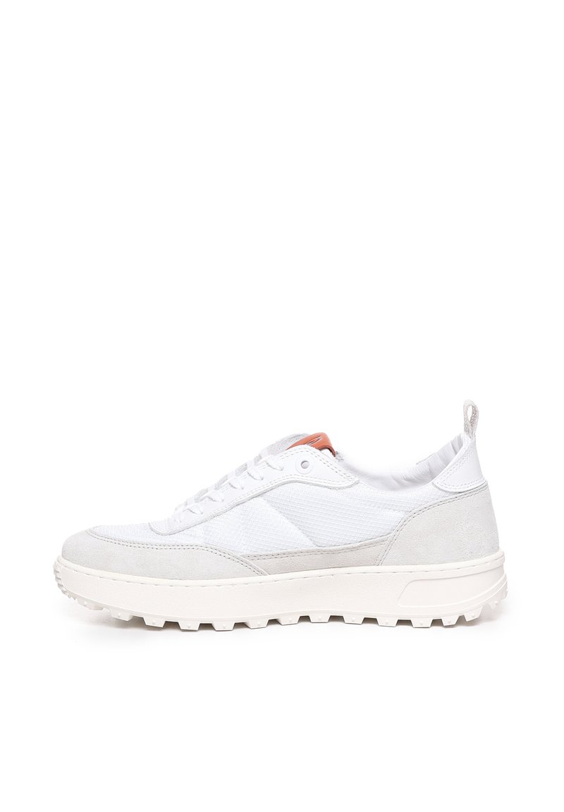 Sneaker bianco con mesh testurizzato e accenti in suede, dotato di una suola spessa e scanalata e una linguetta arancione a contrasto sul tallone.