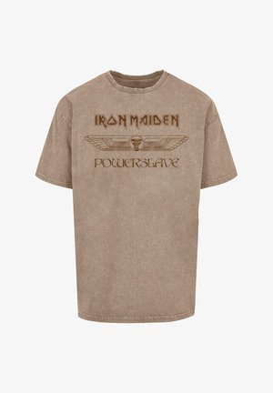 Barna pamut póló, sötétebb színű "Iron Maiden" és "Powerslave" grafikával. Rövid ujjak, kerek nyakú, laza fazon.