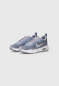 Nike tenisice s mrežastim gornjim dijelom u svijetloplavom gradijentu, sivoj akcentima, ravnim vezicama i vidljivom zračnom jastučićem u potplatu.