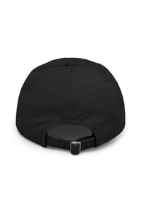 Cappellino da baseball nero regolabile visto da dietro con fibbia metallica e occhielli di ventilazione su sfondo bianco semplice.