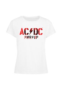 T-shirt bianca a maniche corte con stampa grafica di "AC/DC PWR UP" in rosso e nero, con accento a forma di fulmine.