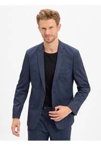 Marineblauwe textuurblazer met twee knopen en een enkele borstzak, gedragen over een zwarte t-shirt, met subtiele patroon details.