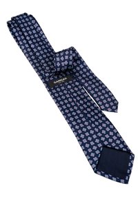 Granatowy jedwabny krawat z geometrycznym wzorem w kolorze czerwonym i białym. Gładka faktura, szpiczasty koniec oraz metka marki "SANGAR".