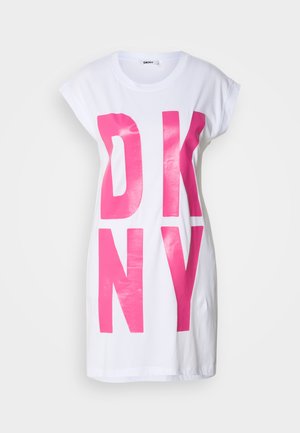 Bijela oversized majica s kratkim rukavima koja ističe velike, sjajne ružičaste "DKNY" natpise. Ima opušteni kroj i izrađena je od mekog pamučnog materijala.