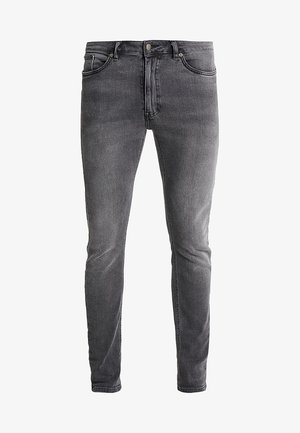 Oprijete sive jeans hlače z rahlo elastiko. Imajo pet žepov, zadrgo in kontrastno kovinsko gumb. Oprana tekstura.