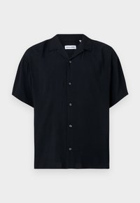 Camisa negra de manga corta hecha de tejido ligero; presenta un cuello tipo camp y cierre de botones, con un corte relajado y diseño minimalista.