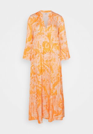 Maxi-jurk met lange mouwen, oranjeroze bloemen paisleyprint, V-hals en gelaagde rok op een lichtroze achtergrond.