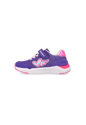 Zapatilla infantil morada y rosa con suela blanca, cierre de velcro, detalle de cordones y diseño de ala en forma de corazón en el lateral.
