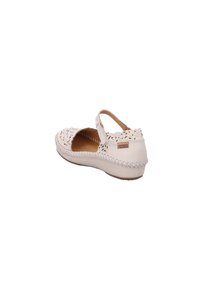 Zapato blanco perforado con una correa, que presenta una punta redondeada, suela flexible y detalles trenzados a lo largo del borde exterior. Diseño casual.