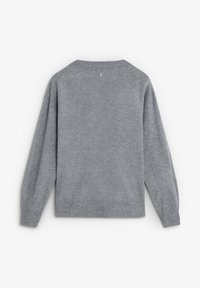 Šedý pletený svetr s dlouhými rukávy, kulatým výstřihem a detaily na knoflíky vzadu. Měkká textura a volný střih.