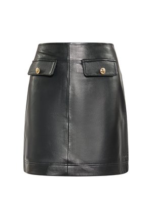 Minifalda de cuero negra con cintura estructurada, dos bolsillos frontales con botones dorados y textura suave, que presenta líneas limpias y sin costuras visibles.