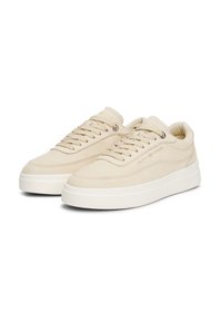 Beige Wildledersneaker mit abgerundeten Zehen, flachen Schnürsenkeln, einem gepolsterten Kragen und einer strukturierten weißen Gummisohle. Verfügt über ein dezentes Logo an der Seite.