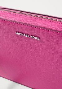 MICHAEL Michael Kors SET CROSSBODY CROSSGRAIN RHODIUM - Torba preko tijela - wild berry