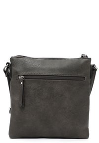 Grå læder crossbody taske med en struktureret overflade, lynlåslukning øverst og en frontlomme med lynlås. Justerbar rem inkluderet.