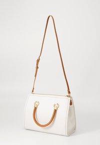 Borsa bianca con forma strutturata, tracolla in pelle marrone, chiusura con zip e dettagli in hardware dorato sulla parte anteriore.