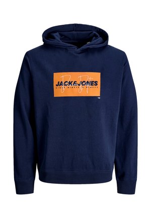 Felpa blu navy in morbido tessuto con un logo arancione rettangolare che riporta la scritta "JACK & JONES" in testo nero e bianco. Polsini e orlo a costine.