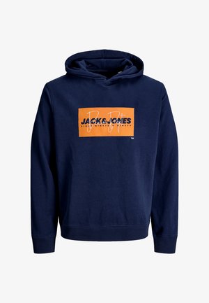 Felpa blu navy in morbido tessuto con un logo arancione rettangolare che riporta la scritta "JACK & JONES" in testo nero e bianco. Polsini e orlo a costine.