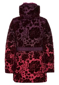 Chaqueta de puffer de terciopelo púrpura y rosa con patrones florales y de corazones, cintura entallada, cuello alto y suave ribete de piel en el cuello.