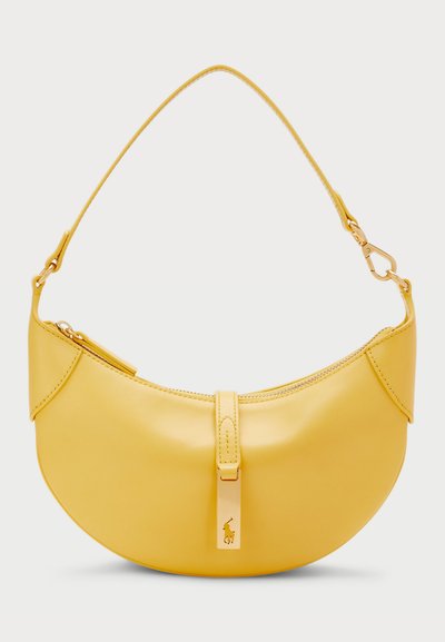 Bolso de cuero amarillo en forma de media luna con una sola correa superior, cierre de cremallera y un pequeño detalle de logo en tono dorado en el centro frontal.