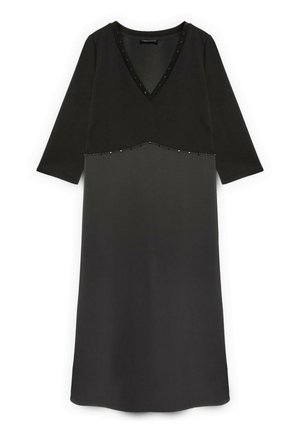 Schwarzes Kleid mit V-Ausschnitt, 3/4-Ärmeln und einem allmählichen Farbverlauf zu dunkelgrau. Beinhaltet Nieten entlang der Naht über der Brust.