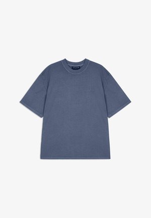 Lühikeste varrukatega T-särk tuhmit sinises värvitoonis, valmistatud pehmest kangast; omab ümmargust kaelust ja peent muljutud logo ees.