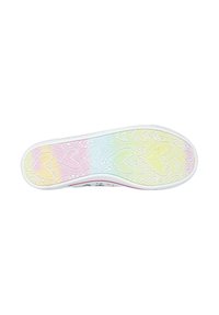 Suela de zapatilla con un degradado de colores pastel, con un patrón texturizado de corazones. Un borde blanco contornea el borde para crear contraste.