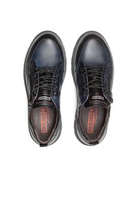 Zapatos de cuero azul oscuro con un acabado liso, que presentan punteras redondas, cordones y cremalleras laterales para un fácil uso. El forro interior tiene una textura.