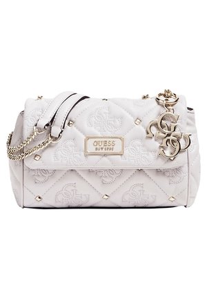 Pikowana biała torebka wykonana z materiału syntetycznego, z złotą tabliczką z logo, złotymi ćwiekami oraz odpinanym paskiem zdobionym łańcuszkiem.