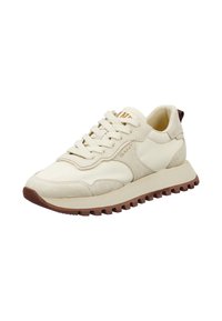 Beige und cremefarbene Freizeitsneaker mit Wildlederakzenten, dicker Sohle, strukturiertem braunem Außensohle, Schnürsenkeln und dem Markennamen auf der Seite und der Zunge aufgedruckt.
