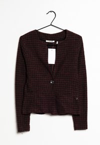 Punainen ja musta ruudullinen takki, villakangasta, lyhennetty malli, v-pääntie, yksittäinen nappikiinnitys, tilavat taskut hienovaraisilla metallikoristeilla.