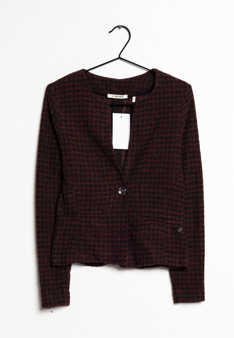 Punainen ja musta ruudullinen takki, villakangasta, lyhennetty malli, v-pääntie, yksittäinen nappikiinnitys, tilavat taskut hienovaraisilla metallikoristeilla.