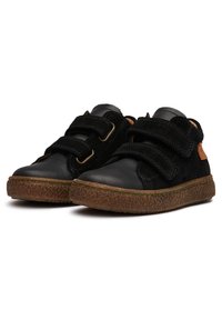 Scarpe nere per bambini realizzate in pelle e camoscio, con due cinturini in velcro, una suola in gomma marrone chiaro e una punta rotonda.